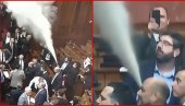 NIJE FER, GOSPODINE LAZOVIĆU... Blokaderi eksperti u rukovanju protivpožarnim aparatom, ali samo u institucijama i protiv ljudi (VIDEO)