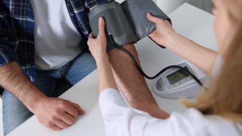 SVAKODNEVNE NAVIKE KOJE UTIČU NA POVEĆANJE VEĆ VISOKOG KRVNOG PRITISKA: Lekari izdvajaju 5 stvari