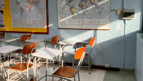 NOVI DIREKTOR ENGLESKE ŠKOLE IZBACIO 25 ĐAKA ZA SEDAM DANA: Deca kažnjavana zbog smeha i gledanja kroz prozor