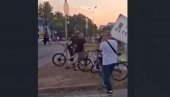 BLOKADERI POTPUNO POLUDELI! Jedan napao nasred ulice, a onda je neko uzviknuo - pa, to su vaši! (VIDEO)