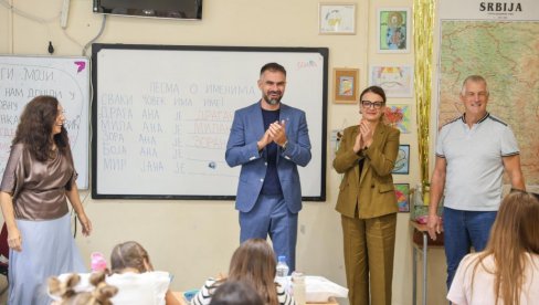 U KLUPAMA 91 ĐAK: Gradonačelnik Novog Sada  posetio prvake u OŠ Desanka Maksimović u Futogu