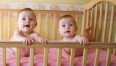 РОЂЕНИ БЛИЗАНЦИ СА РАЗЛИЧИТИМ ОЧЕВИМА: Случај који је збунио цео свет (ВИДЕО)