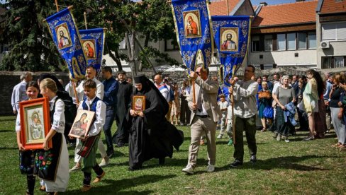 SABRALI SE SRBI NA OSTRVU ČEPEL: U najstarijoj srpskoj svetinji u Mađarskoj proslavljeno Uspenje Presvete Bogorodice (FOTO)