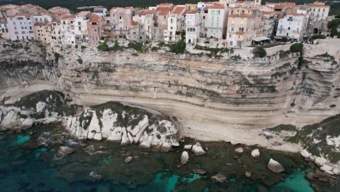 MESTO IZGLEDA KAO DA LEBDI IZNAD MORA: Bele kuće stoje na litici, a ispod njih je samo plavetnilo
