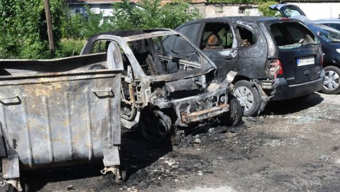 GORELI AUTOMOBILI I KONTEJNERI: Požari na tri lokacije u centru Kraljeva