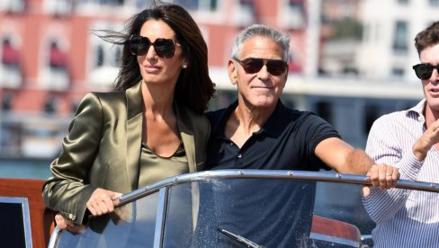 AMAL I DŽORDŽ KLUNI STIGLI U VENECIJU: Izgledaju kao da su izašli iz filma (VIDEO)