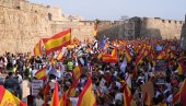 БАРСЕЛОНА ГОРЕЛА ДО КАСНО У НОЋ: Демонстранти разбијали излоге и односили робу, полиција масовно хапсила
