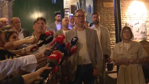 ВУЧИЋ СА НАРОДОМ: Председник у обиласку винарије „Чока“, мештани га дочекали громогласним аплаузом (ВИДЕО)