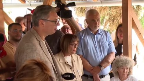 HOĆU DA SE SVI VRATE U SRBIJU: Vučić u poseti porodici sa 11 dece u Trešnjevcu najavio velike projekte