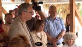 HOĆU DA SE SVI VRATE U SRBIJU: Vučić u poseti porodici sa 11 dece u Trešnjevcu najavio velike projekte