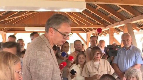DA STVORIMO USLOVE DA LJUDI OSTANU Vučić u Novom Kneževcu o novim investicijama, putevima i bolnicama: Da probamo da dovedemo jedan pogon