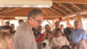 DA STVORIMO USLOVE DA LJUDI OSTANU Vučić u Novom Kneževcu o novim investicijama, putevima i bolnicama: Da probamo da dovedemo jedan pogon
