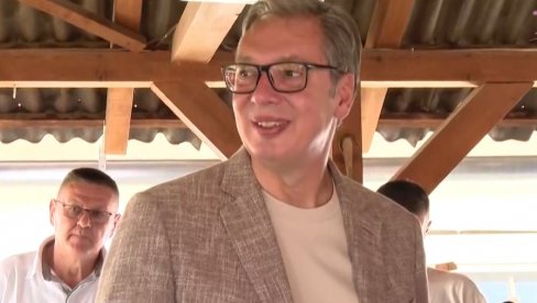 “СЛАНИНА ЈЕ НАЈБОЉЕ ПРОШЛА” Вучић поделио занимљив снимак дружења са младима из Војводине (ВИДЕО)