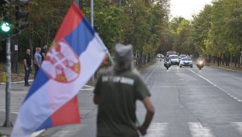 NACIJA SLOŽNO DOČEKALA GENERALA MLADIĆA: Snimci koji su građani podelili govore više od reči (VIDEO)