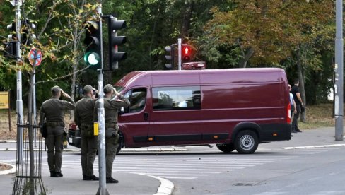 KOMANDANT JE OPET SA SVOJIM NARODOM: Pripadnici Vojske Srbije salutirali svom generalu (FOTO)