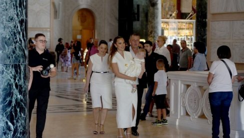 ARIJA DOBILA BLAGOSLOV: Ćerka Aleksandre Prijović i Filipa Živojinović krštena na svoj prvi rođendan (FOTO)