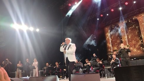 ČETVRTI KONCERT RASPRODAT: Milanče Radosavljević ispisao istoriju na Tašmajdanu (FOTO)