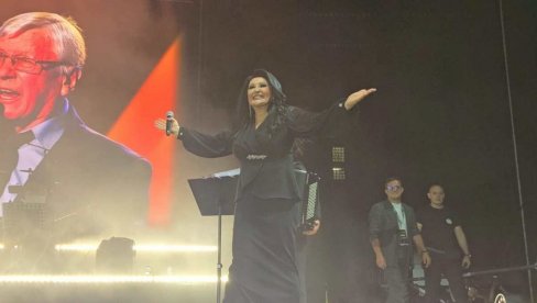 VELIKO IZNENAĐENJE NA TAŠMAJDANU: Dragana Mirković specijalna gošća Milančetovog četvrtog koncerta (FOTO)
