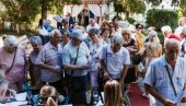 СУСРЕТИ НА ТЕРЕНУ ДОНОСЕ КОНКРЕТНА РЕШЕЊА: То је ваш новац који смо одговорним пословањем уштедели и сада га враћамо вама