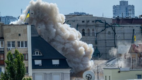 POJAVILI SE SNIMCI RUSKOG UDARA: Gori zgrada SBU u Kijevu (VIDEO)
