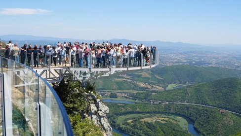 STRANCIMA NAJLEPŠE USPOMENE SA NAŠEG STAKLENOG VIDIKOVCA: Turistička atrakcija na vrhu Kablara već postaje zamajac čačanskog kraja (FOTO)