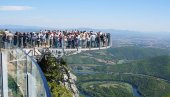 STRANCIMA NAJLEPŠE USPOMENE SA NAŠEG STAKLENOG VIDIKOVCA: Turistička atrakcija na vrhu Kablara već postaje zamajac čačanskog kraja (FOTO)