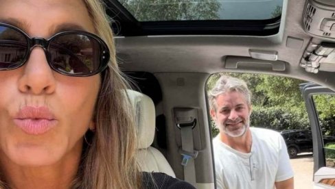 PRIJATELJI DŽENIFER ANISTON NE VERUJU NJENIM DEČKU: Sa njom je iz koristi i glumi sve? (FOTO)