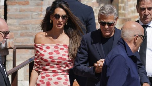 AMAL KLUNI JE KRALJICA FILMSKOG FESTIVAL A U VENECIJI: Prelepa advokatica oduševila u haljini od 1.500 evra poznate modne dizajnerke
