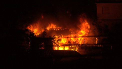НА ЈУГУ АЛБАНИЈЕ ИЗГОРЕЛО ШЕСТ КУЋА: Више од 170 припадника Оружаних снага, преко 300 ватрогасаца и 21 ватрогасно возило на терену