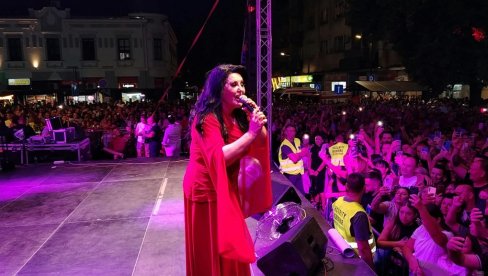 POŽAREVAC JOJ PRIREDIO DOČEK ZA PAMĆENJE: Dragana Mirković u rodnom gradu dočekana kao kraljica (FOTO)