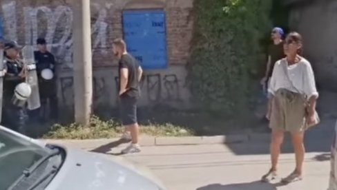 Licemerje blokadera na delu! Brutalno vređaju policajce, a kad zagusti prvi ih dozivaju u pomoć! (VIDEO)