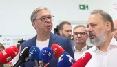 VUČIĆ U POSETI ZAPADNOBAČKOM OKRUGU: Predsednik obilazi kompaniju „Phi Academy”