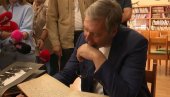 JEDNA JE MAJKA SRBIJA: Vučić u Prigrevici obišao spomen-biblioteku (FOTO)