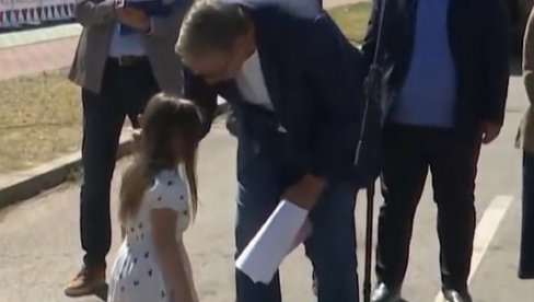 PRAVI SI ANĐEO: Devojčica poklonila Vučiću crtež, a dečak mu poručio: Vi ste dobar čovek (FOTO/VIDEO)