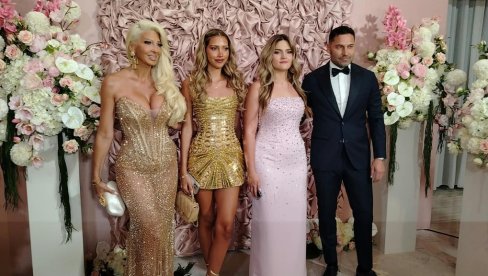 PONOSNI RODITELJI: Jelena Karleuša i Duško Tošić zasijala sa ćerkama na proslavi Atininog 18., a Nikinog 17. rođendana (FOTO)