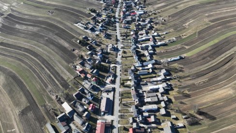 Selo od 5.300 ljudi ima samo jednu ulicu: Prizor iz vazduha je nestvaran (video)