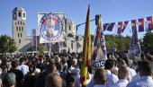 РЕКА ЉУДИ ЧЕКА ДА ОДА ПОСЛЕДЊУ ПОШТУ ГЕНЕРАЛУ: Хиљаде грађана на испраћају Ратка Младића (ВИДЕО)