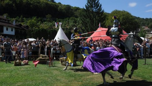 U DUHU SREDNJOVEKOVNE SRBIJE: Podno svodova manastira Studenice održan tradicionalni viteško-scenski spektakl