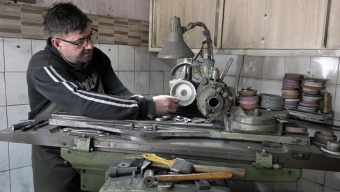 ZANAT NA OŠTRICI OPSTANKA: Pančevački majstor Dragoslav Jovčević Gile čuva posao koji polako, ali sigurno nestaje