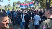 SRPSKI NAROD ISPRAĆA GENERALA MLADIĆA: Nepregledne kolone građana pristižu na Topčidersko groblje (VIDEO)