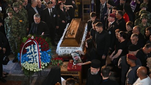 SRAMNA PROVOKACIJA BLOKADERA DOK JE SRBIJA ISPRAĆALA RATKA MLADIĆA! Ovo ne sme da se zaboravi