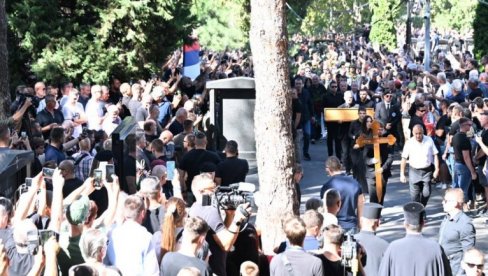 LIČNI PRATILAC GENERALA MLADIĆA PRIZNAO DA JE PUSTIO SUZU: Danas su se Srbija i srpski narod oprostili od velikog heroja