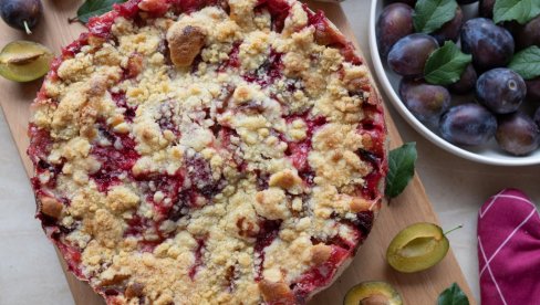KRAMBL SA ŠLIVAMA I JOGURTOM: Sočan voćni desert koji se pravi bez mnogo muke (RECEPT)