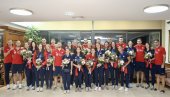 Одбојкашице Србије стигле у Београд, одбојкаши им приредили изненађење на дочеку (ФОТО)