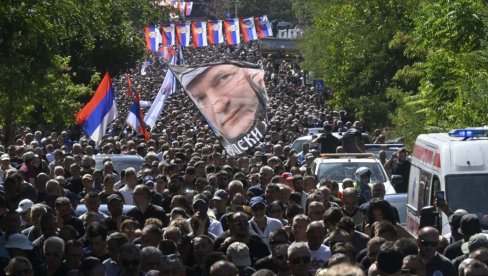 РАТКО, МИНУЛЕ БИ РАНЕ ХАШКОГ КАЗАМАТА ДА ВИДИШ НАРОД КОЈИ СИ ОКУПИО: Репортери Новости на сахрани генерала Младића (ФОТО)