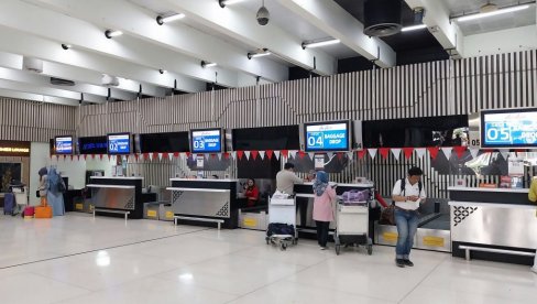 АНАК КРАКАТАУ ОД ЈУТРОС ЕРУПТИРАО ТРИ ПУТА: Аеродром у Џакарти поново отворен, три остају затворена