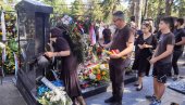 PORODICA NA GROBU GENERALA MLADIĆA: Dan nakon sahrane na Topčiderskom groblju (VIDEO)