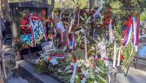 ZEMLJA SA RODNE GRUDE I RAKIJA ZA GENERALA: Novosti na grobu Ratka Mladića (FOTO)