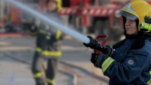 I NATAŠA GASILA VATRU I NA DELIBLATSKOJ PEŠČARI: Novosađanka (21) želi da postane profesionalni vatrogasac (FOTO)