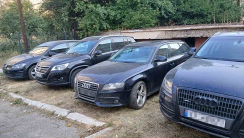 LISICE ZA ILEGALNOG TRGOVCA  AUTOMOBILIMA  : Tutincu  zaplenjeno devet vozila